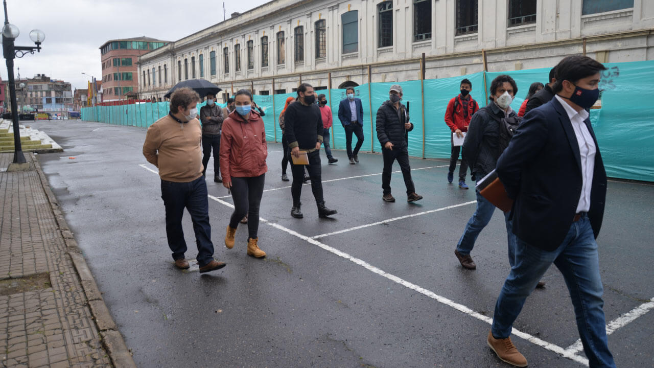 Personas caminando dentro del Bronx Distrito Creativo