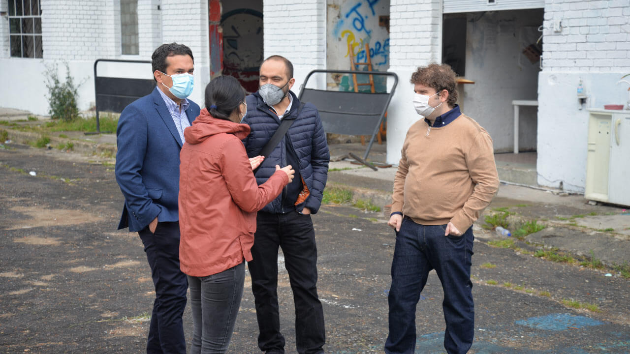 Juan Guillermo Jiménez, gerente de la Empresa de Renovación y Desarrollo Urbano de Bogotá, junto con tres personas hablando en circulo 