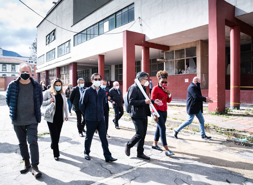 varias personas caminando dentro del Complejo Hospitalario San Juan de Dios