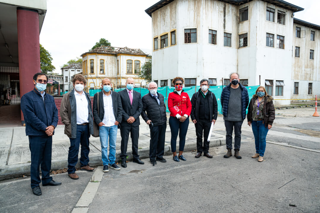 Fotografia de los asistentes al recorrido por el Complejo Hospitalario junto con el gerente general de la empresa de renovación y desarrollo urbano de Bogotá D.C. Juan Guillermo