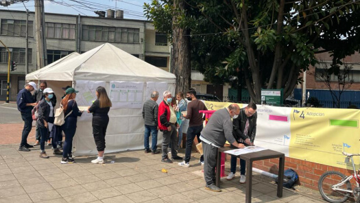 Habitantes de Santa Fe en el punto de información del Plan Parcial Calle 24 