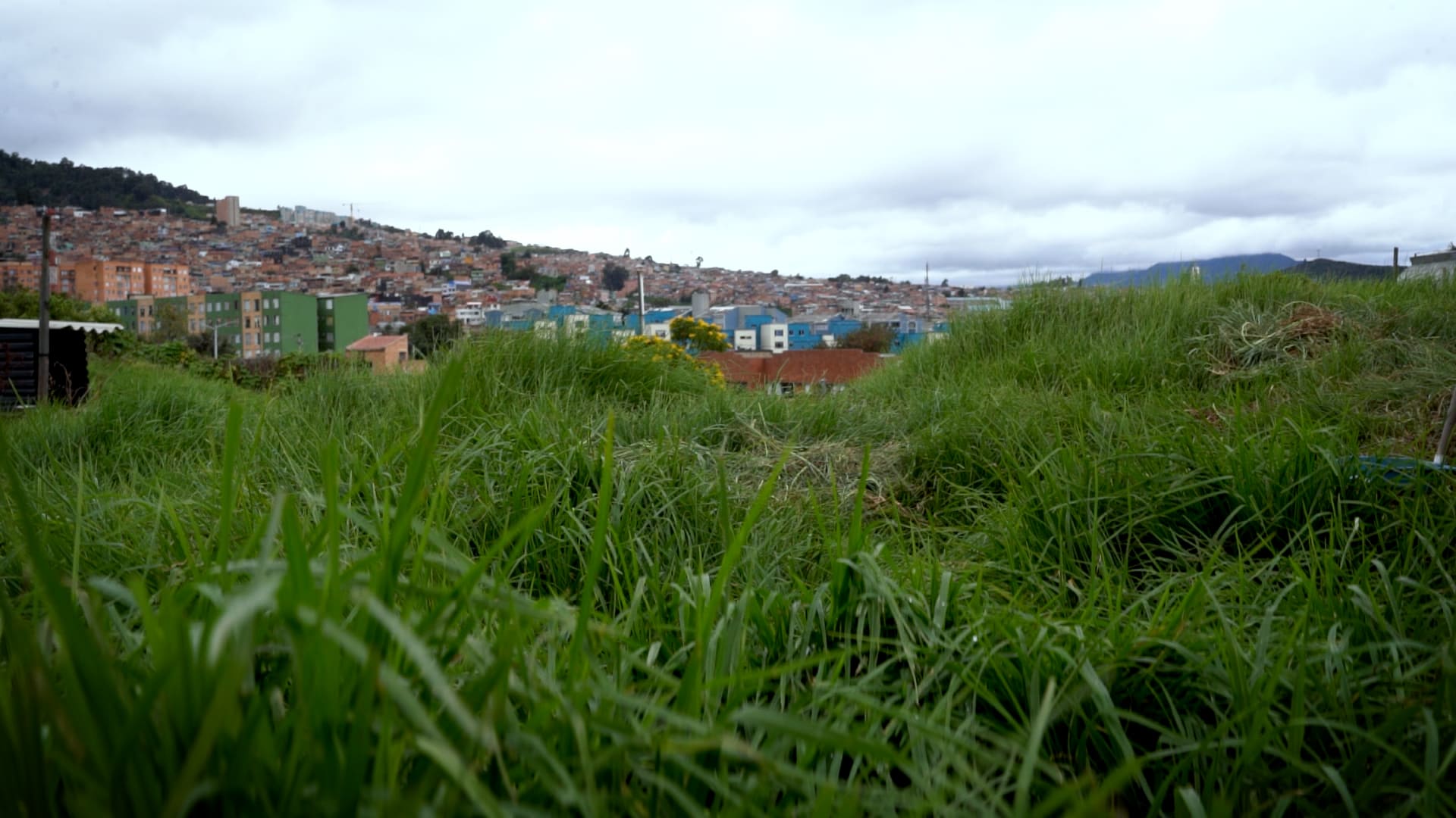Fotografía barrio de Bogotá desde lote desocupado