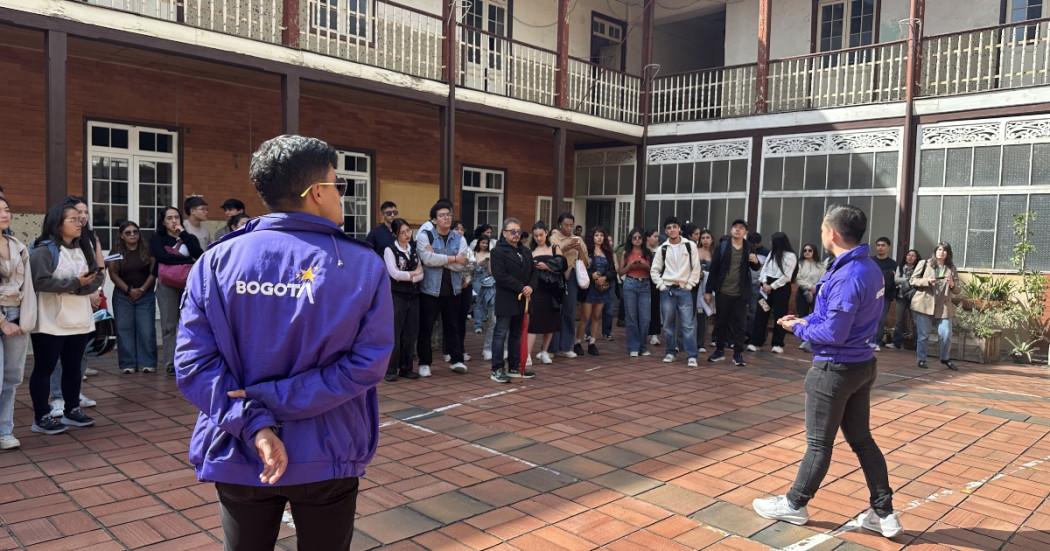 foto estudiantes reunidos en antiguo colegio nuestra señora del rosario