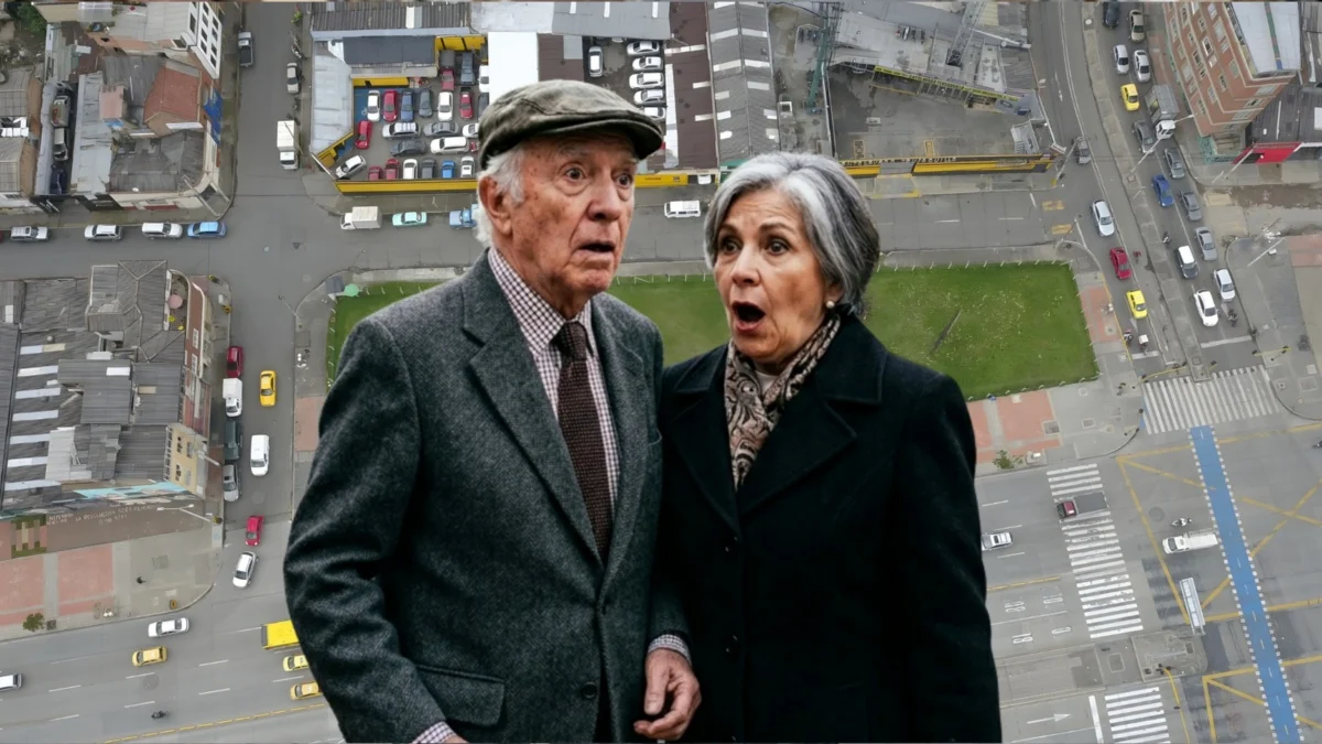 pareja de abuelitos con cara de sorpresa, de fondo, vista aérea del lugar del proyecto de vivienda 