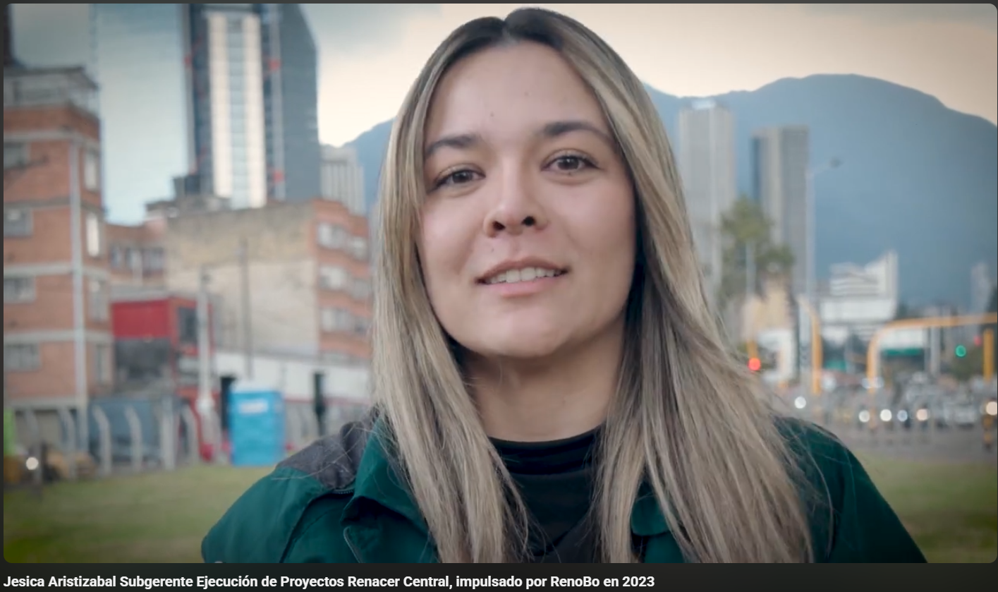 Jessica Aristizábal subgerente de ejecución de proyectos transmitiendo en youtube