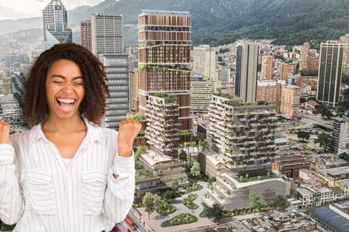 Mujer sonriente en primer plano, con ojos cerrados y puños levantados, sobre fondo de ciudad con muchos edificios altos, algunos modernos con terrazas verdes y montañas al fondo.
