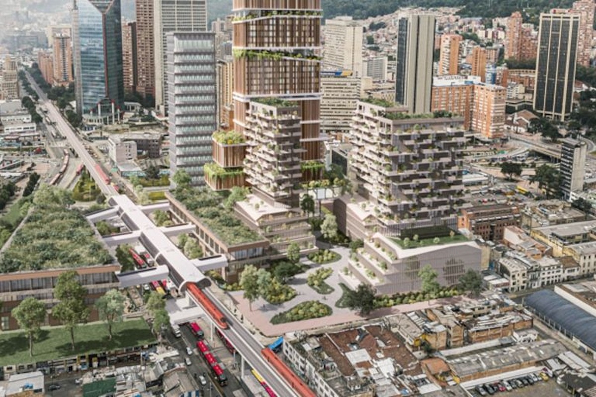 Vista aérea de ciudad con rascacielos modernos rodeados de edificios altos. Complejo nuevo con terrazas verdes y pasarelas peatonales sobre una avenida con buses rojos articulados.