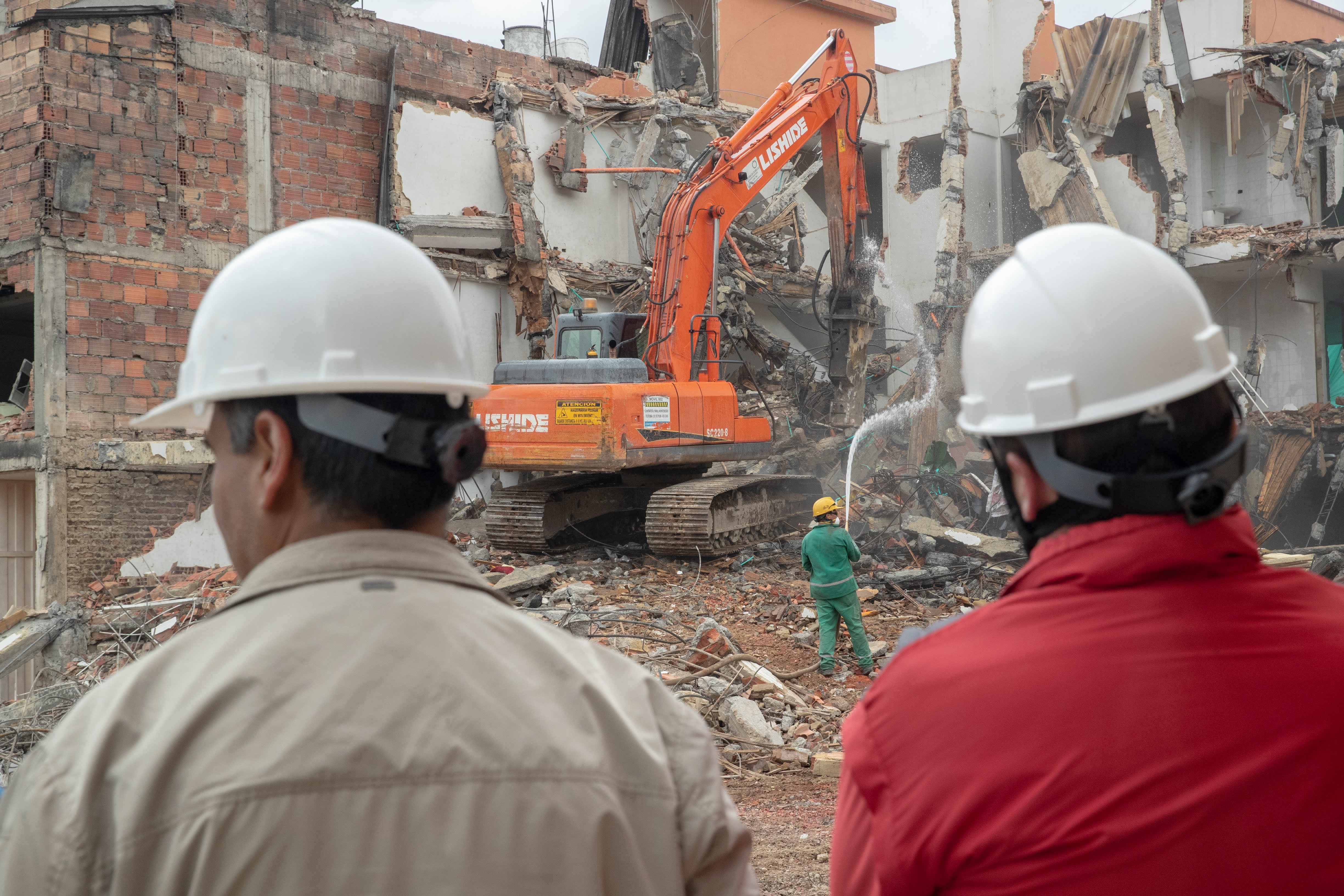 Participantes de la intervención observando demolición del Bronx