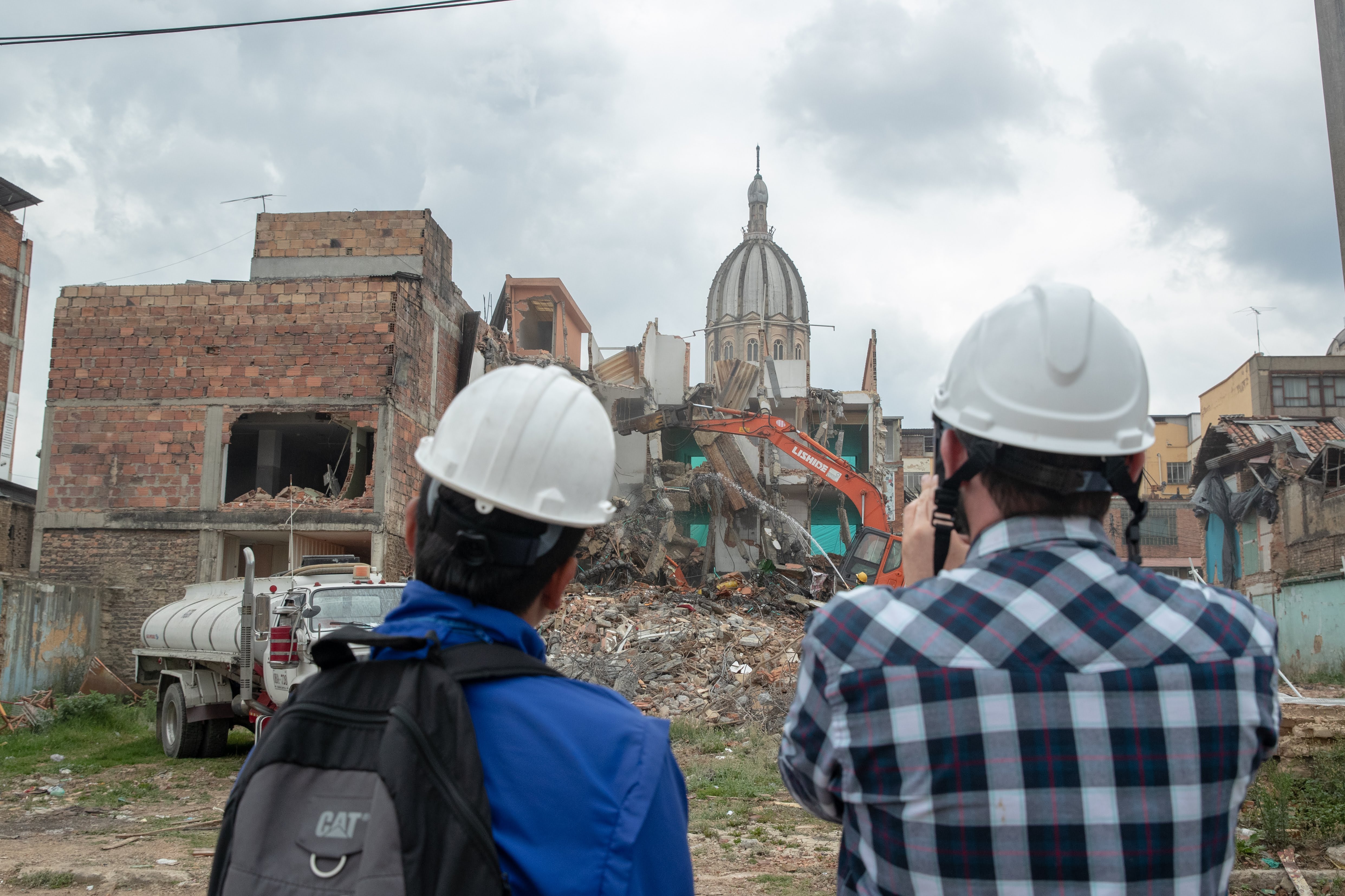 Participantes de la intervención observando demolición del Bronx