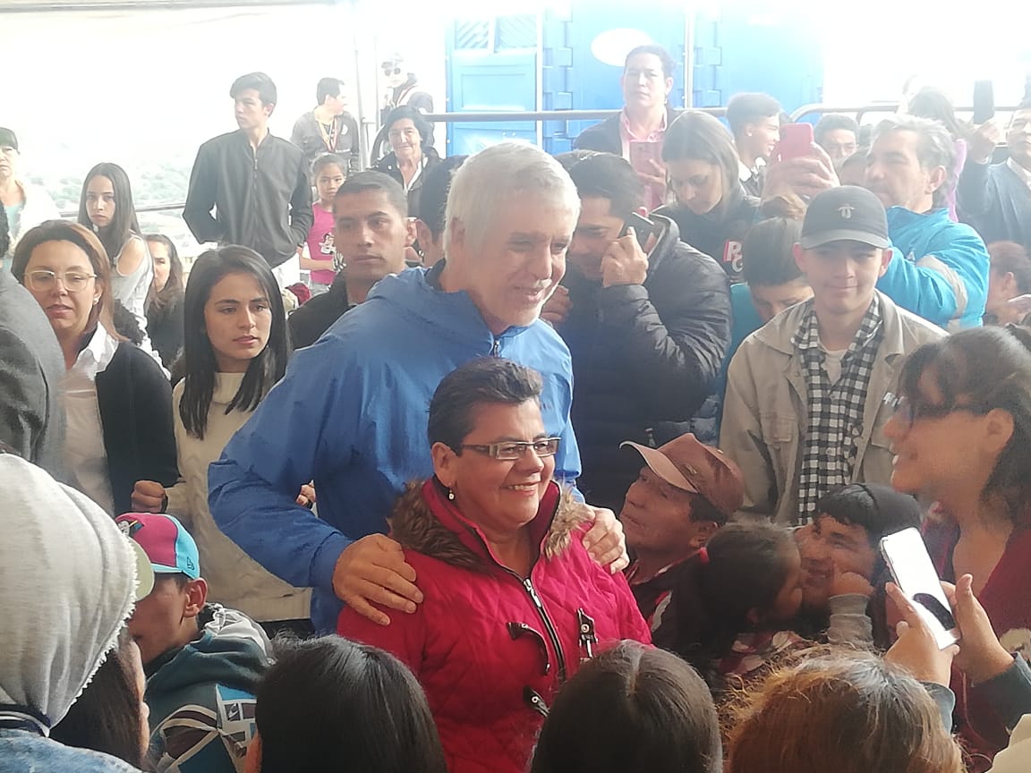 Alcalde Enrique Peñalosa en compañía de habitantes de localidad