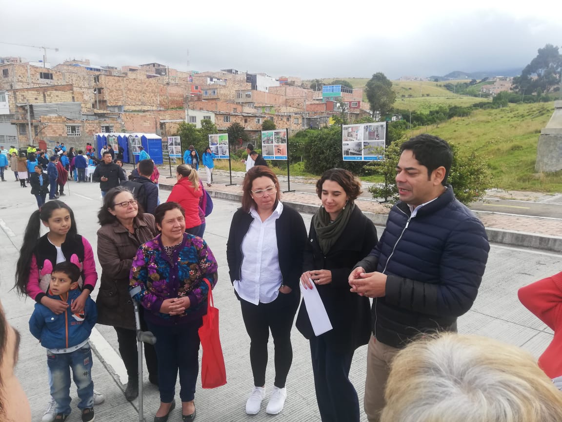 Habitantes y participantes del anuncio de proyecto de vivienda